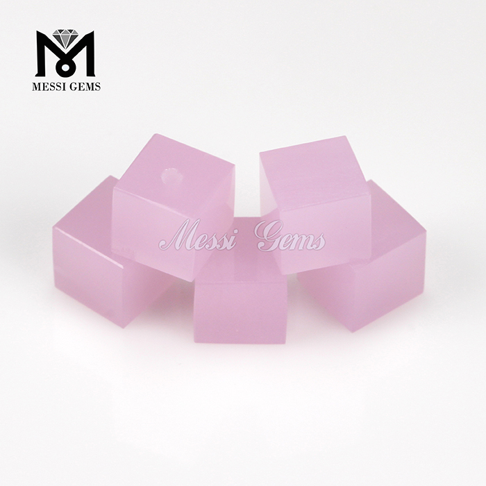 Pietra di vetro di colore rosa a forma di cubo